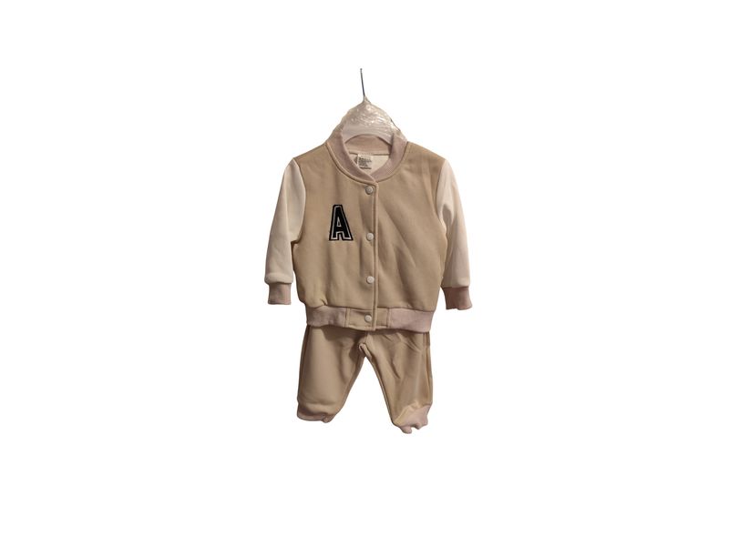 CONJUNTO EN COLOR TOSTADO, COMPUESTO DE CARDIGAN CON AUTOMÁTICOS Y PANTALÓN LARGO.