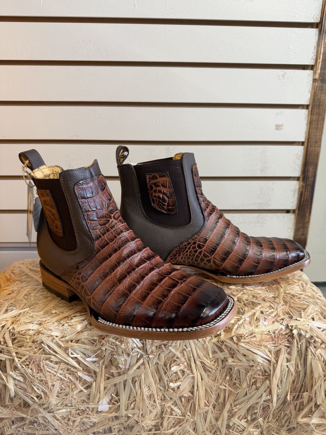 C. Boots Low Cut Tobacco Crocodile - 000019