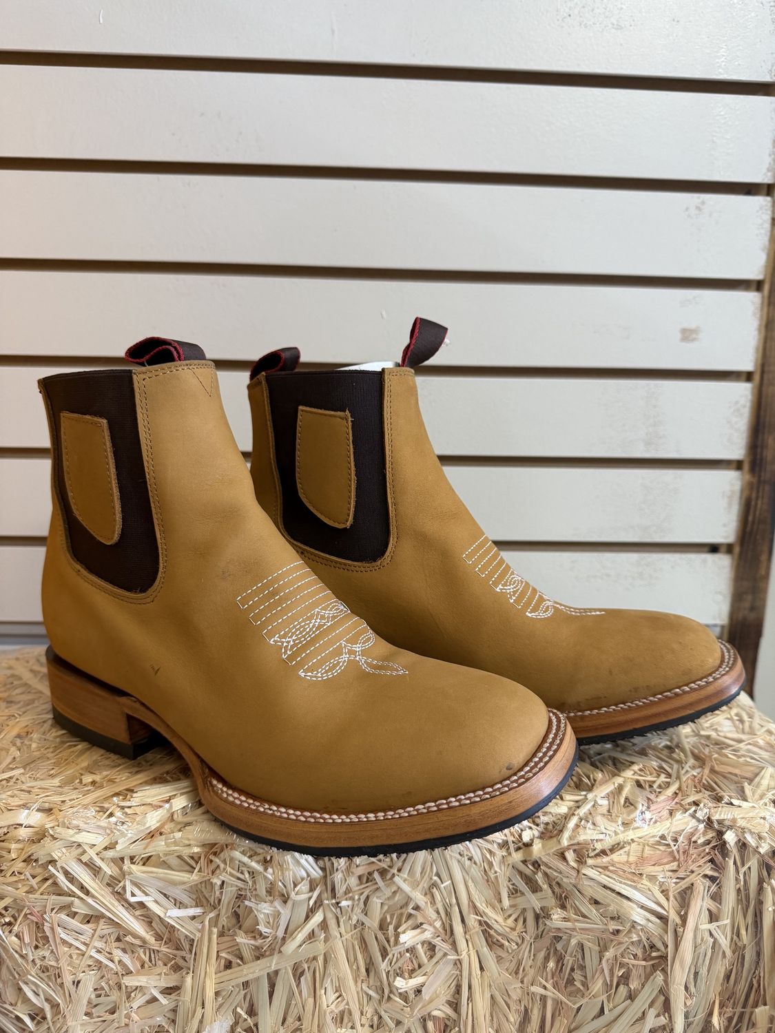 C. Boots Low Cut Honey Nubuck - 000020