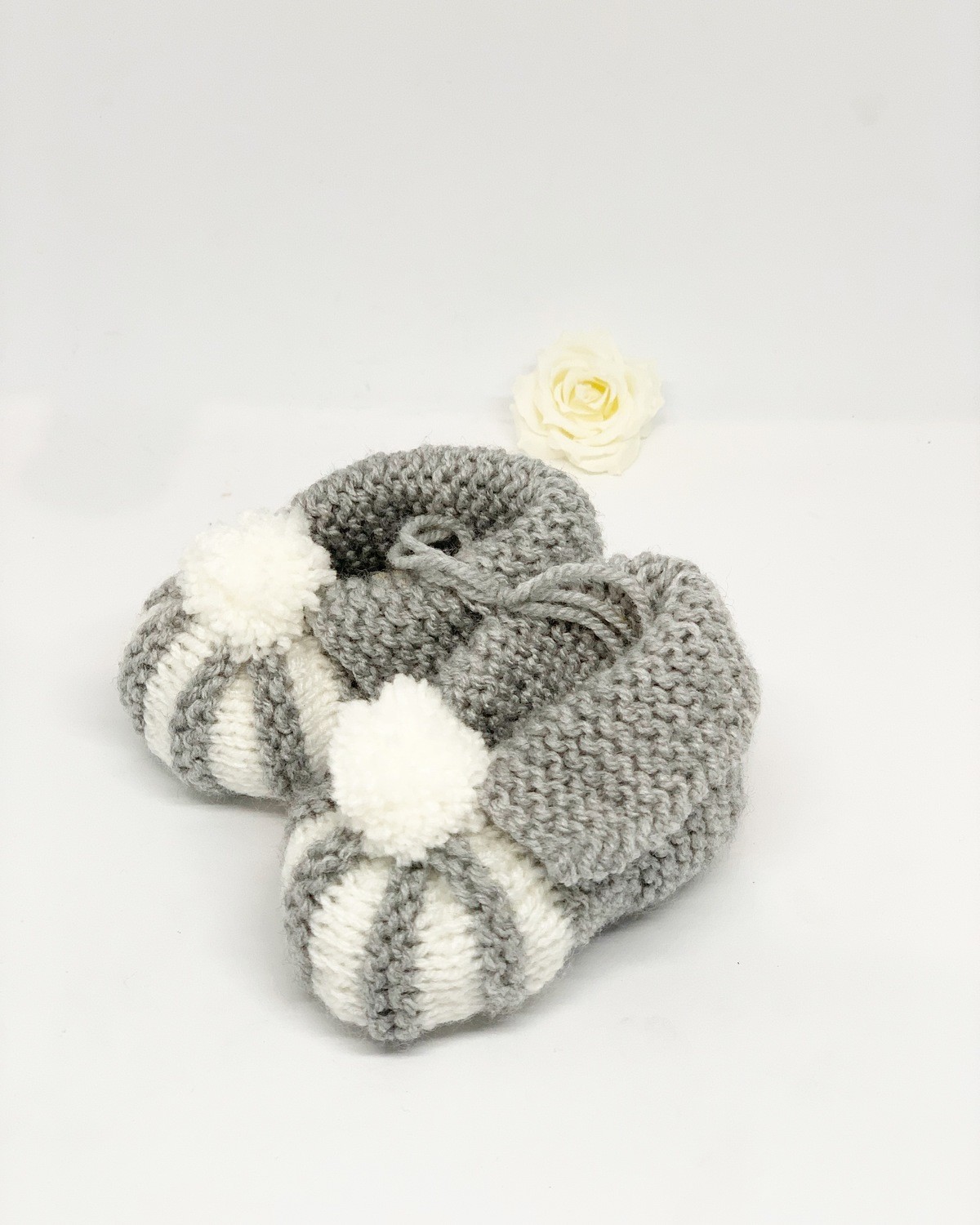 Baby Finken grau weiss
