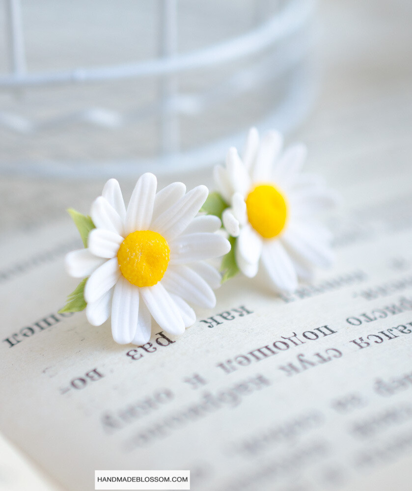 Daisy studs earrings, White chamomile jewelry, Meadow flowers