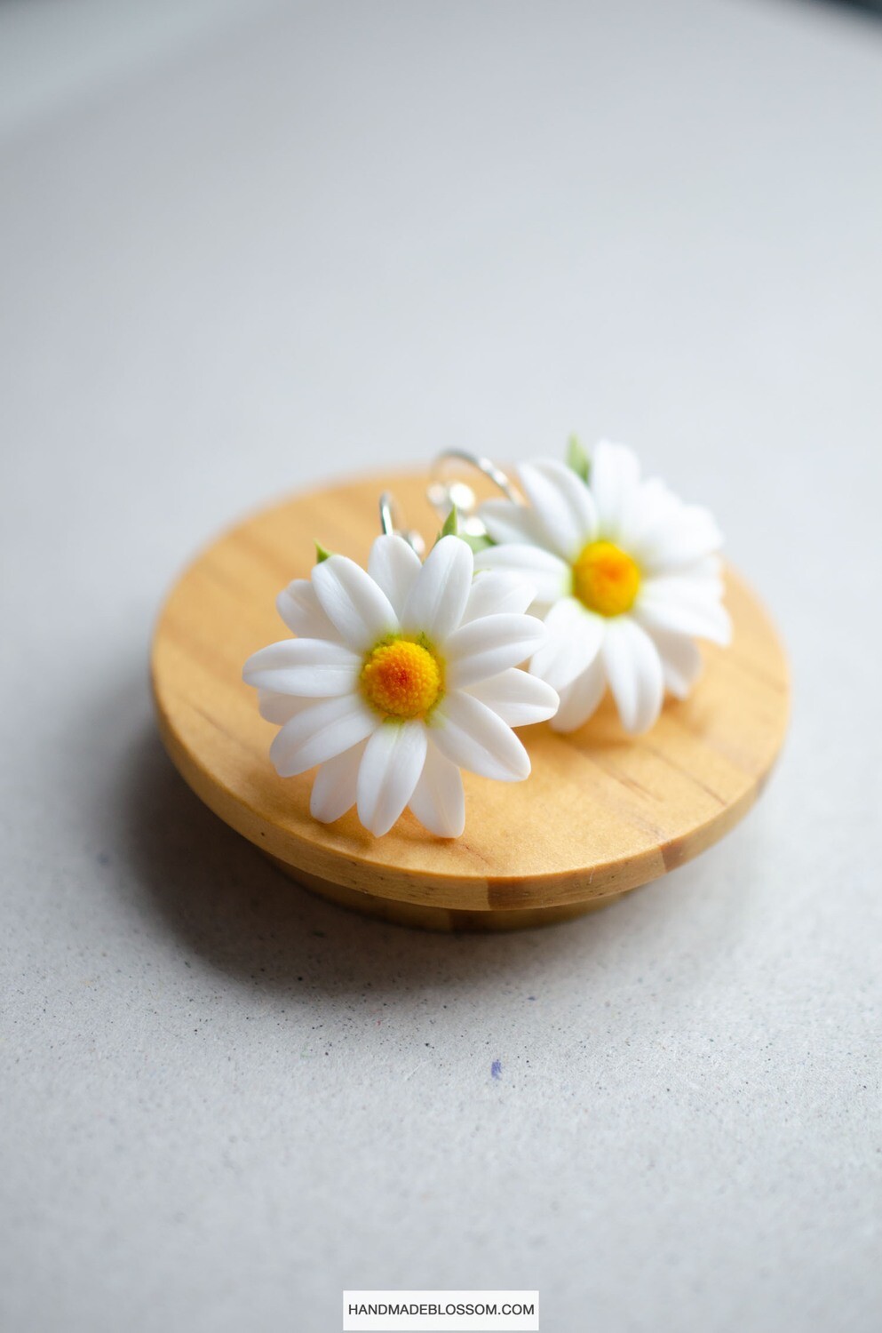 White daisy earrings