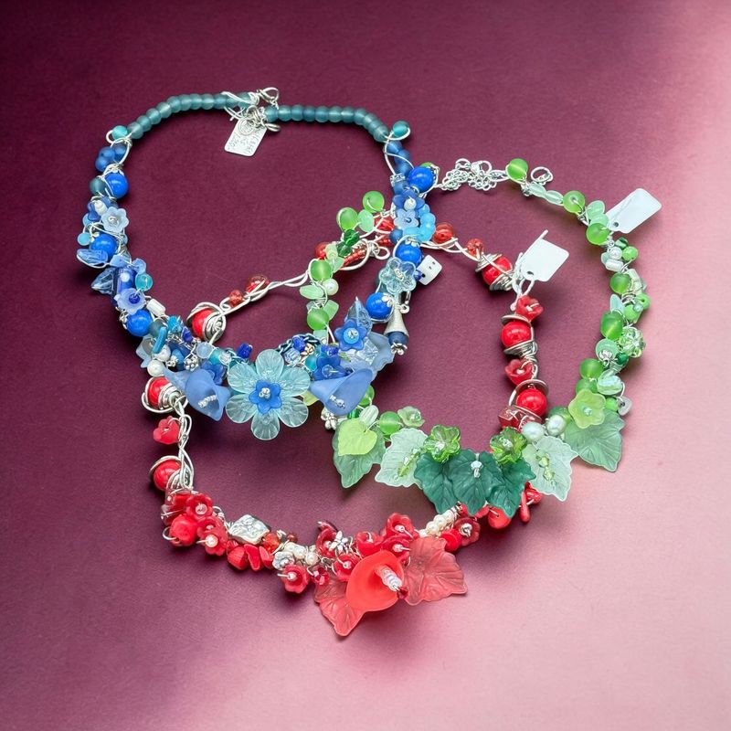 Halsband med pärlor m.m.