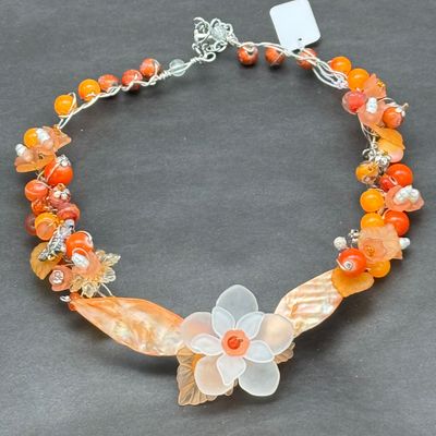 Halsband med snäckskal