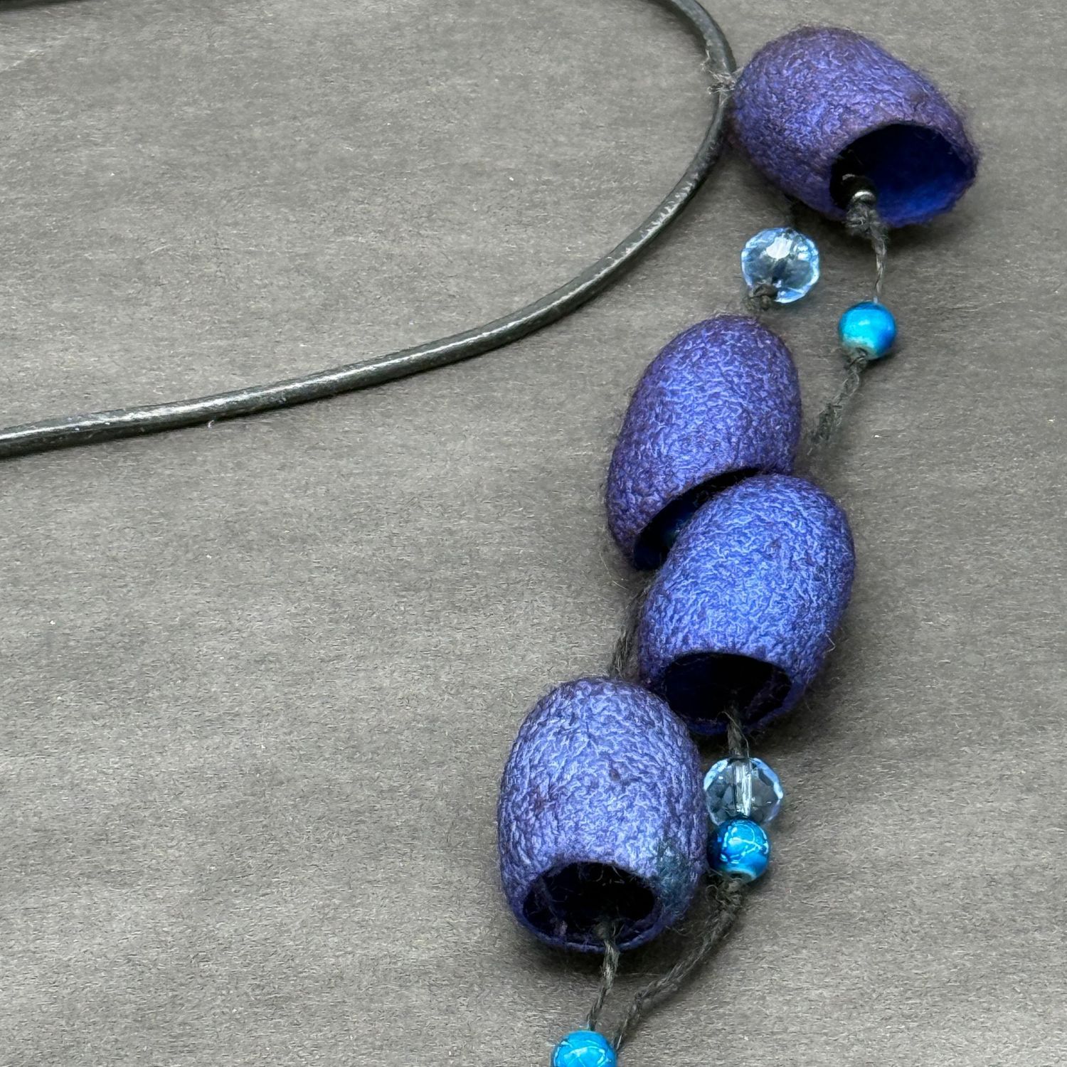 Halsband med silkeskokonger blått