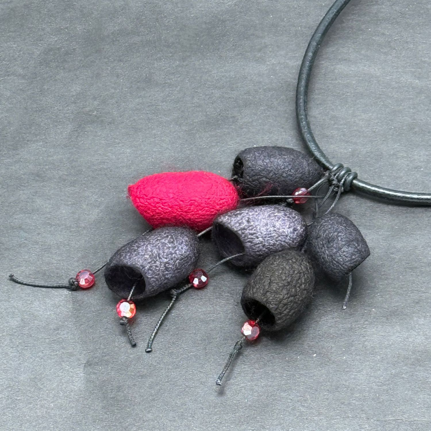 Halsband med silkeskokonger svart/cerise