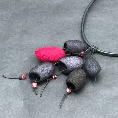 Halsband med silkeskokonger