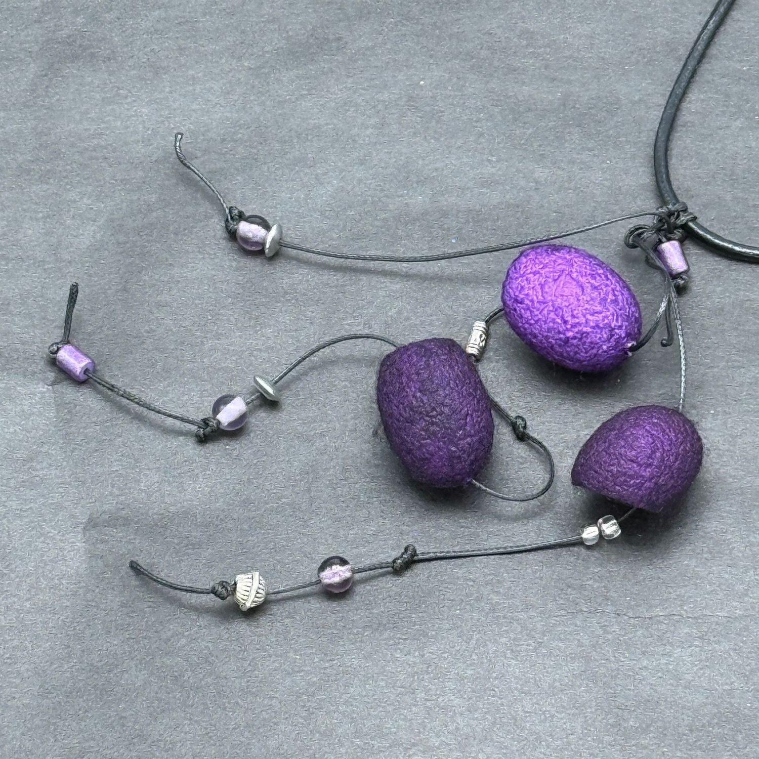 Halsband med silkeskokonger lila