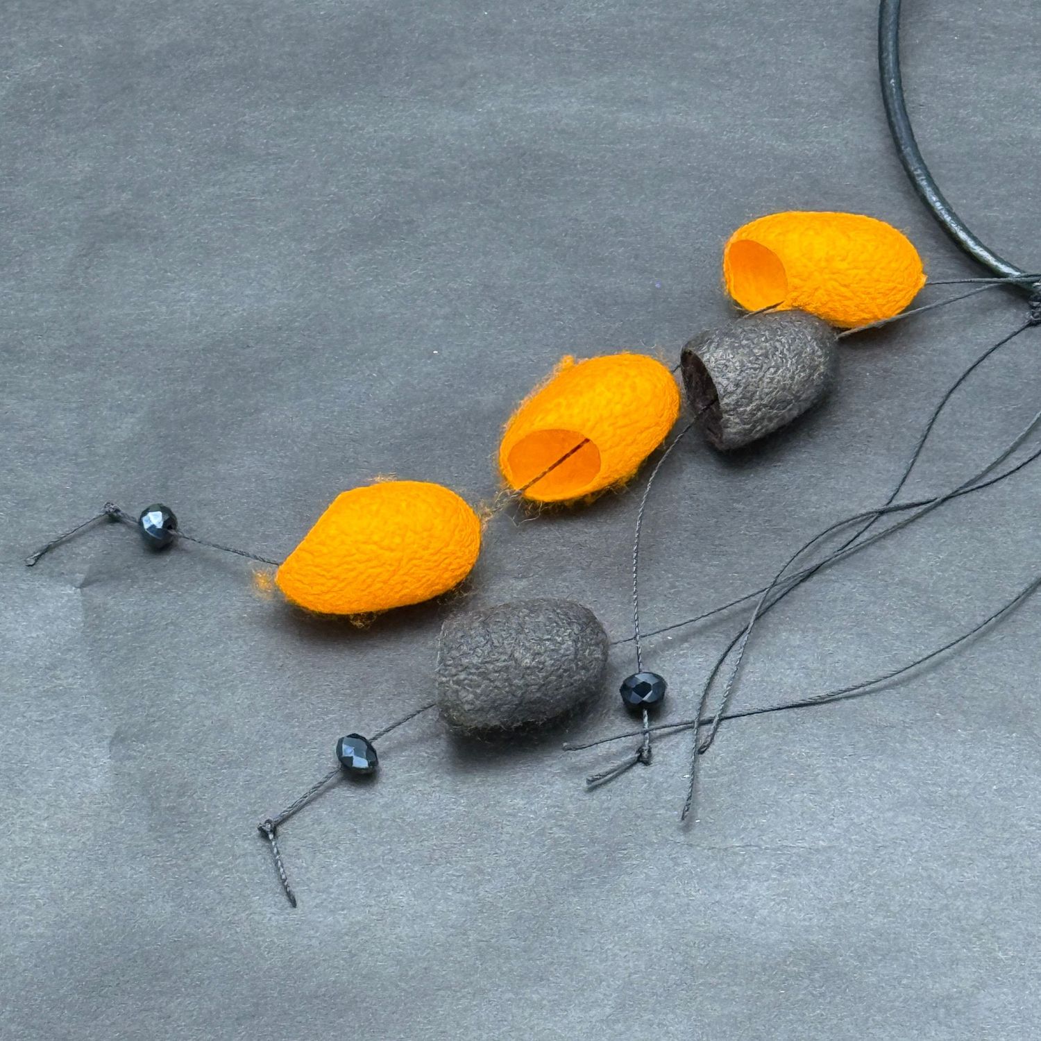 Halsband med silkeskokonger orange/grått