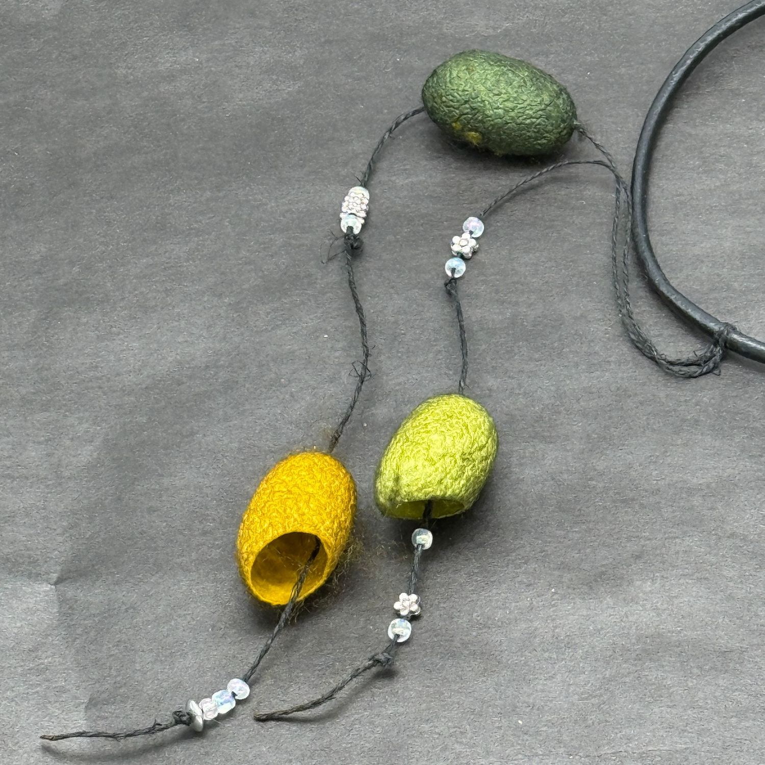 Halsband med silkeskokonger gult/grönt