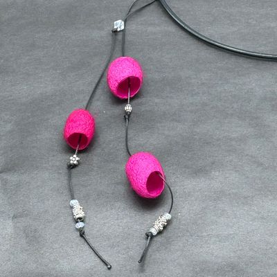 Halsband med silkeskokonger cerise