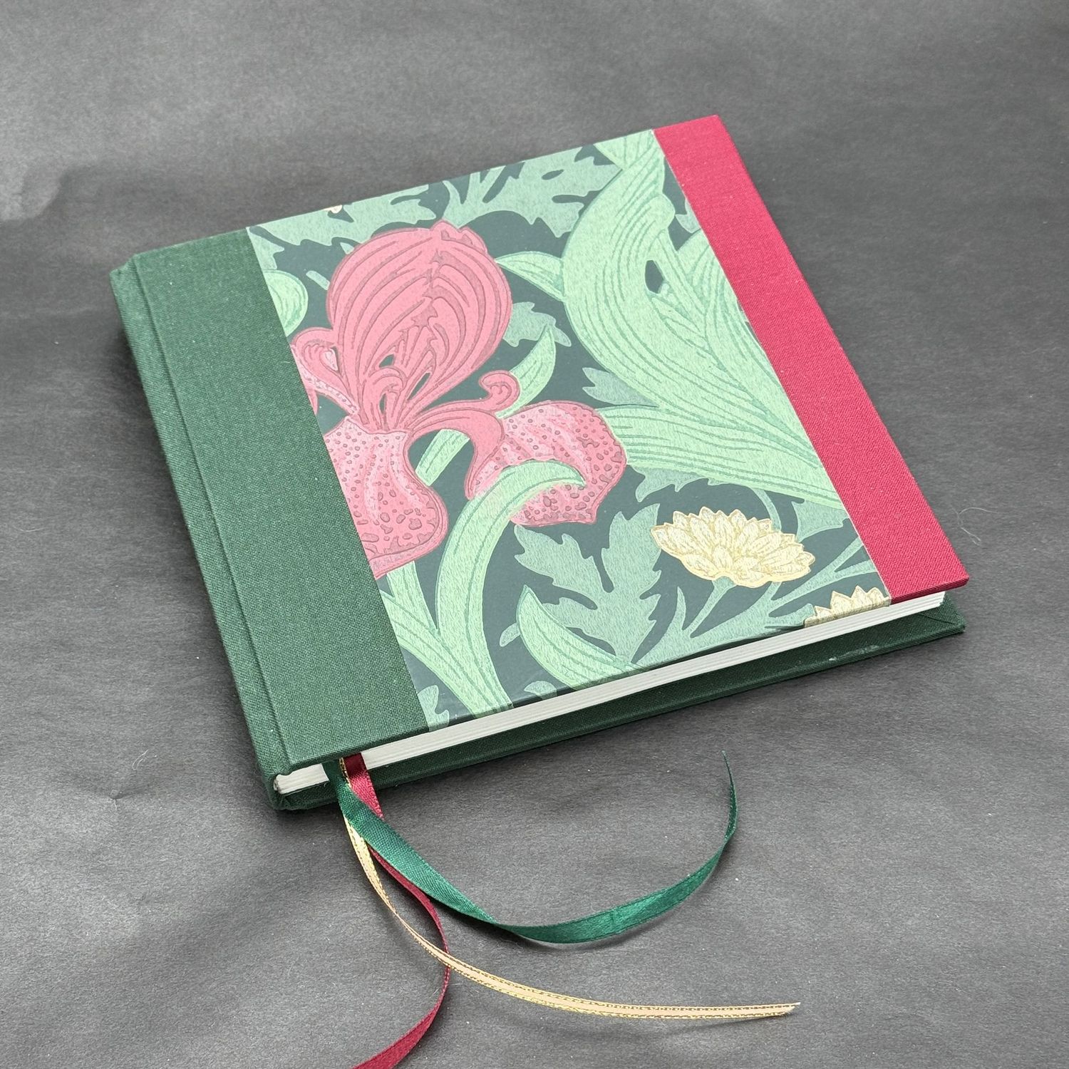 Handbunden skrivbok grön/röd Handbunden skrivbok grön/röd
