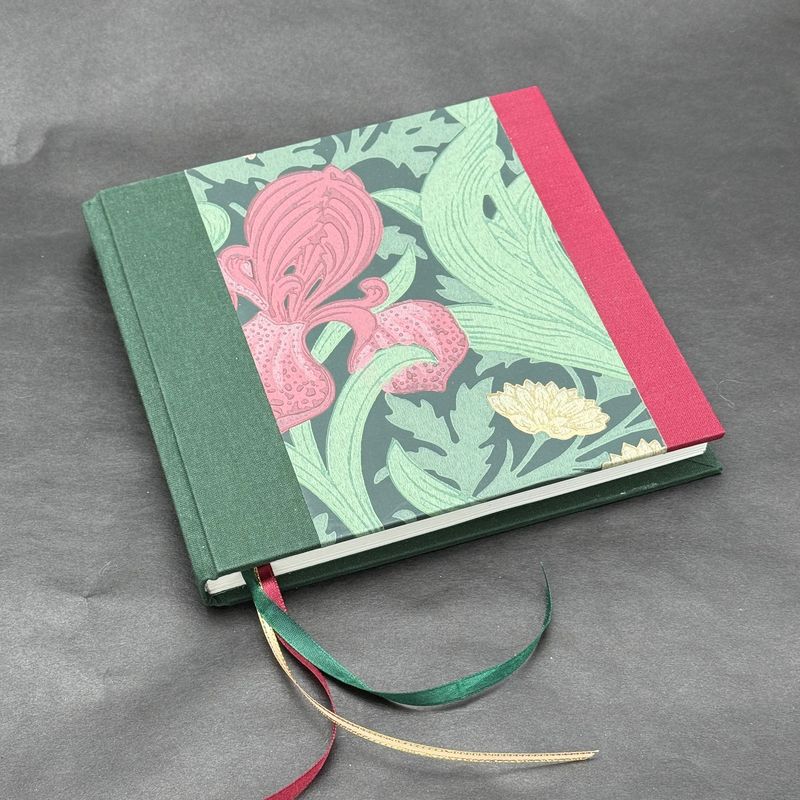 Handbunden skrivbok grön/röd