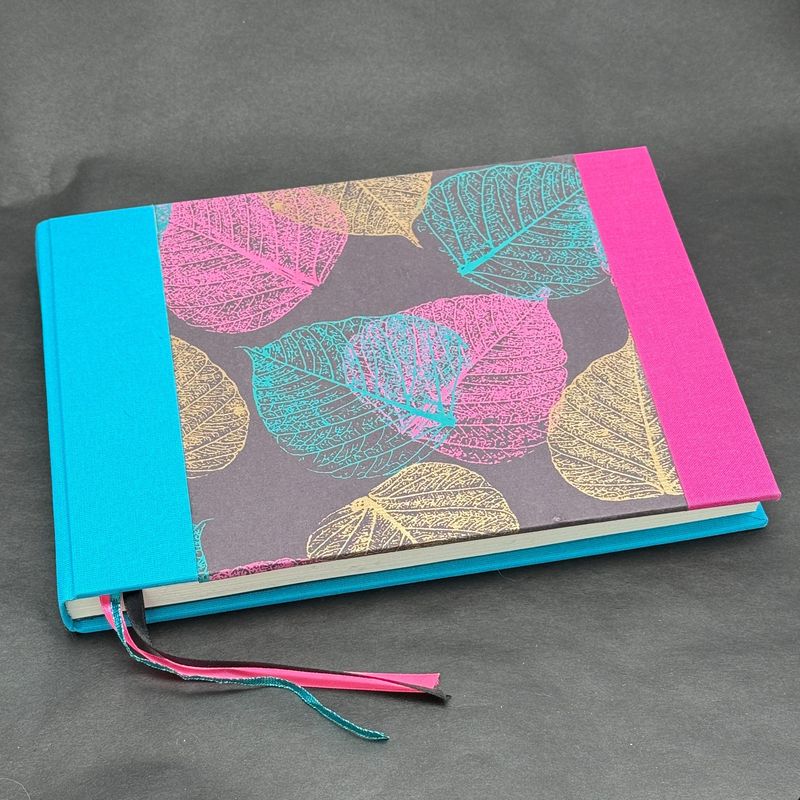 Handbunden skrivbok ljusblå/cerise
