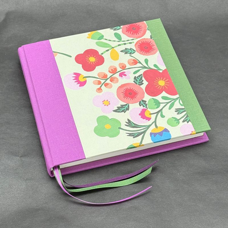 Handbunden skrivbok lila/grön