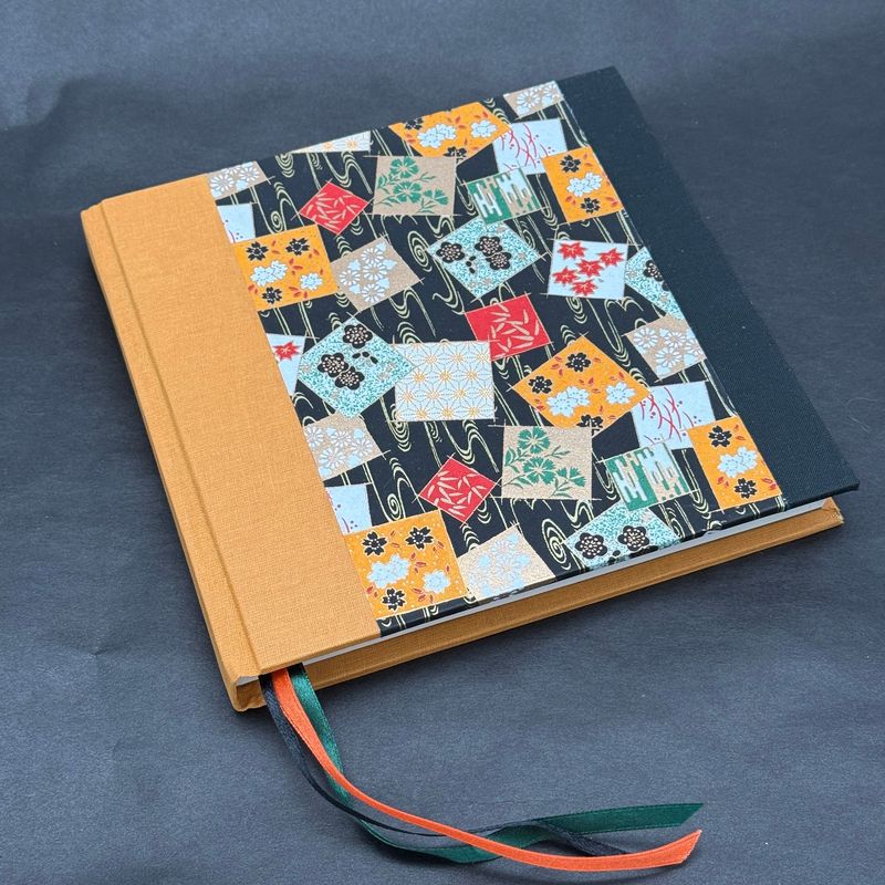 Handbunden skrivbok orange/svart