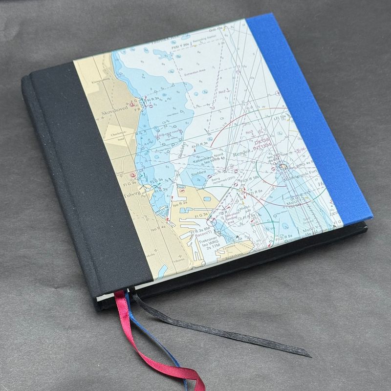 Handbunden skrivbok med sjökort