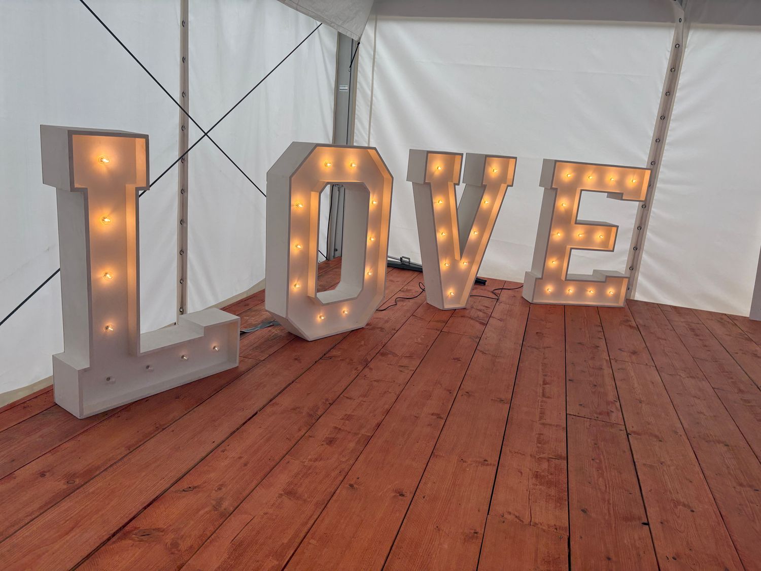 ✨ Leuchtbuchstaben für eure Hochzeit oder dein Event mieten
