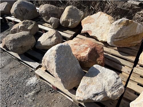 FEATURE ROCK GRANITE/SANDSTONE PALLET