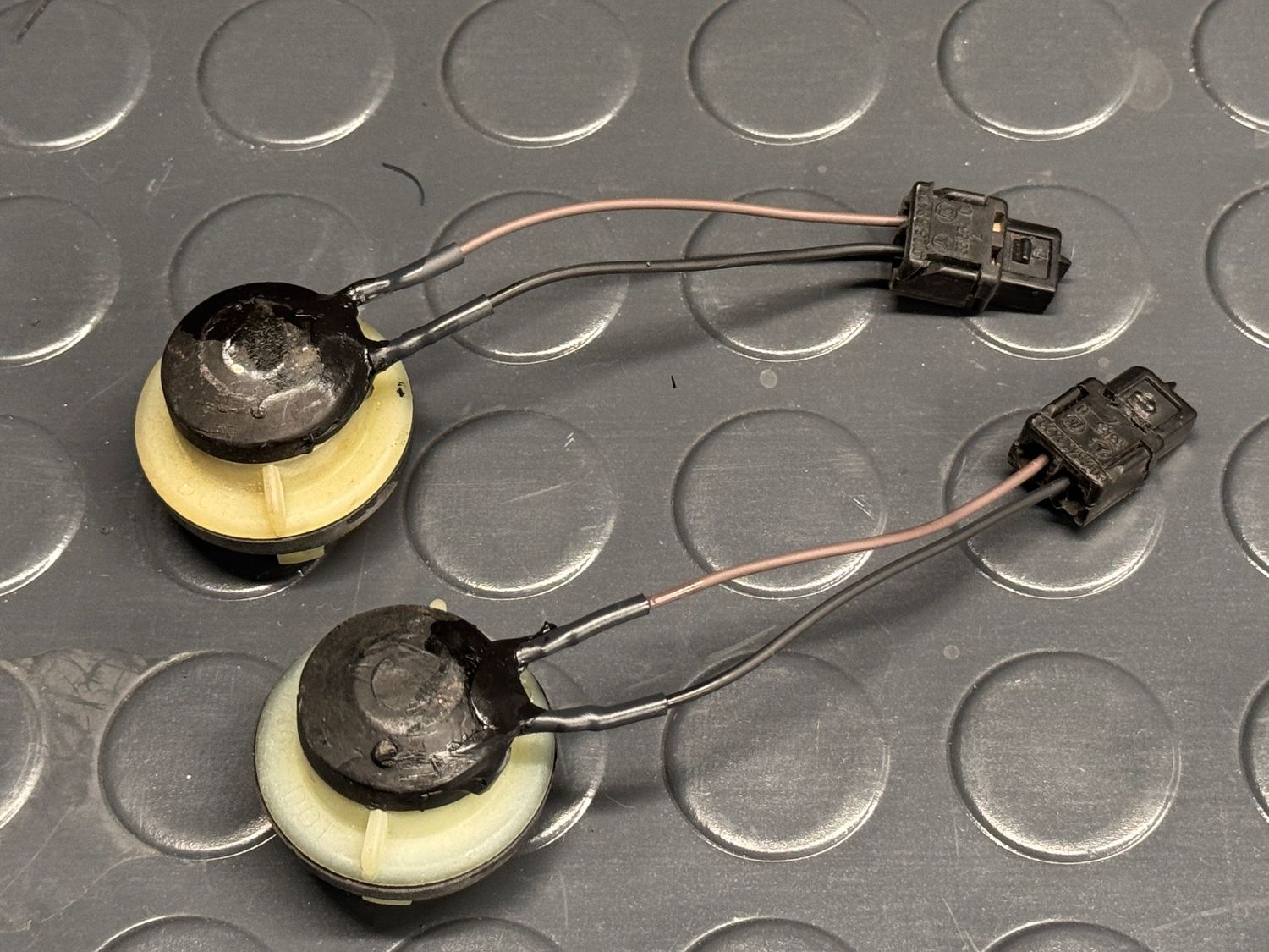 Blinker bulb assembly for Porsche 996.1/986 headlights, pair Blinker bulb assembly for Porsche 996.1/986 headlights, pair