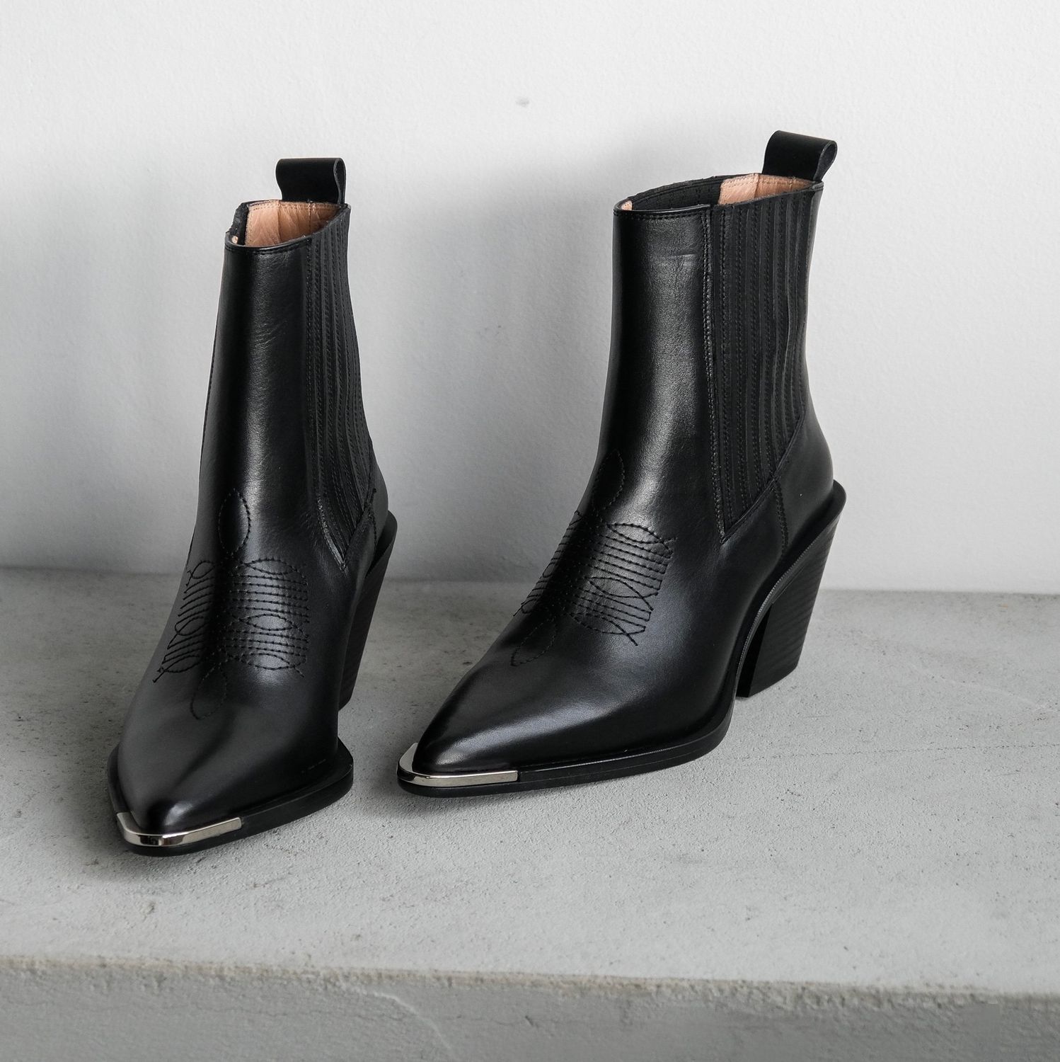 NELLA SIYAH DERI BOT