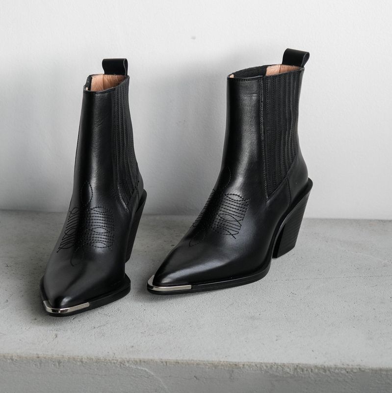 NELLA SIYAH DERI BOT