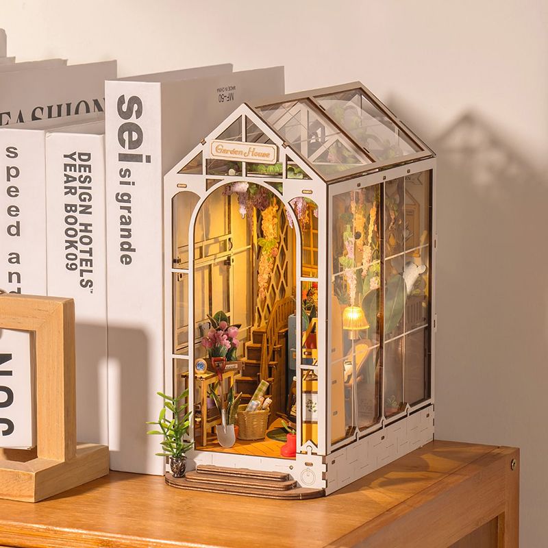 Rolife Book Nook &amp; Wonderland: Garden House