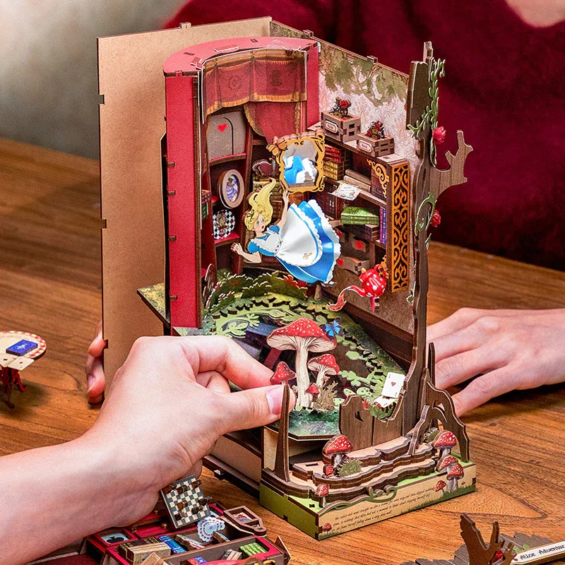 Rolife Book Nook &amp; Wonderland: Fall Into Wonder