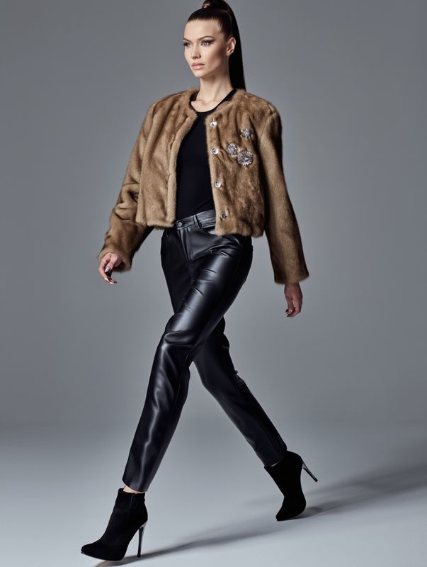 Soft-Fur Kurzjacke in Caramel – Luxus Edition mit Kristall-Details