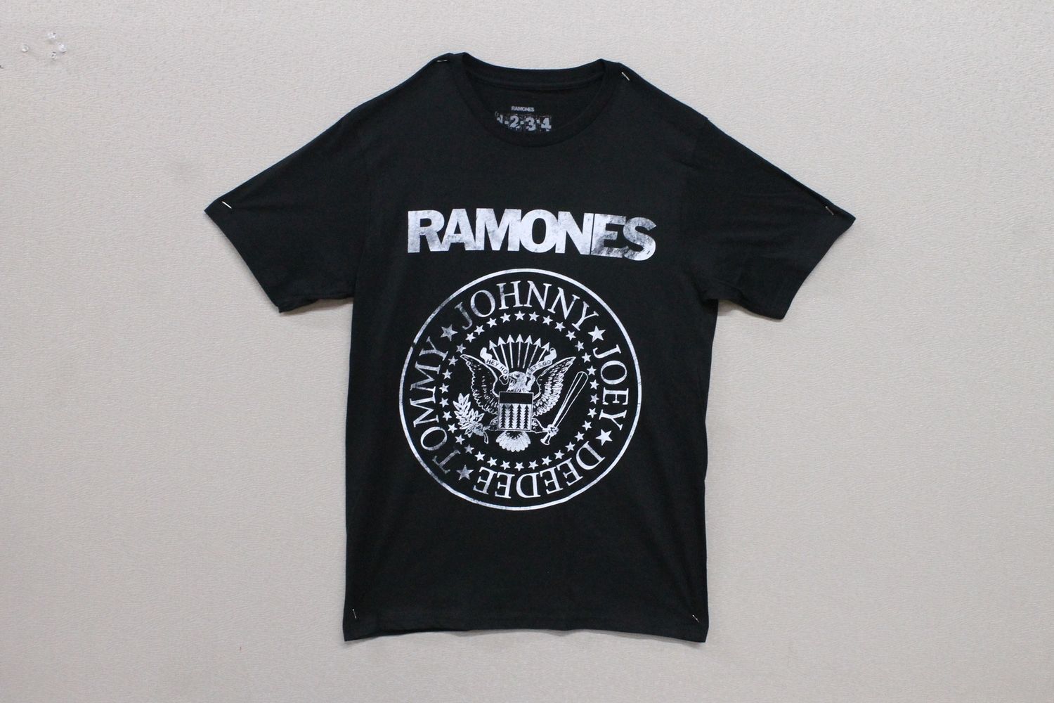 Ramones Distressed Seal - Black