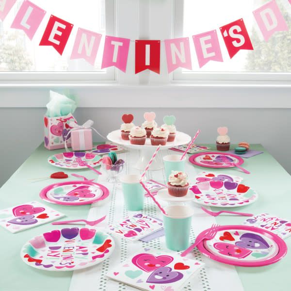 Smiling Hearts Round 9&quot; Dinner Plates, 8ct