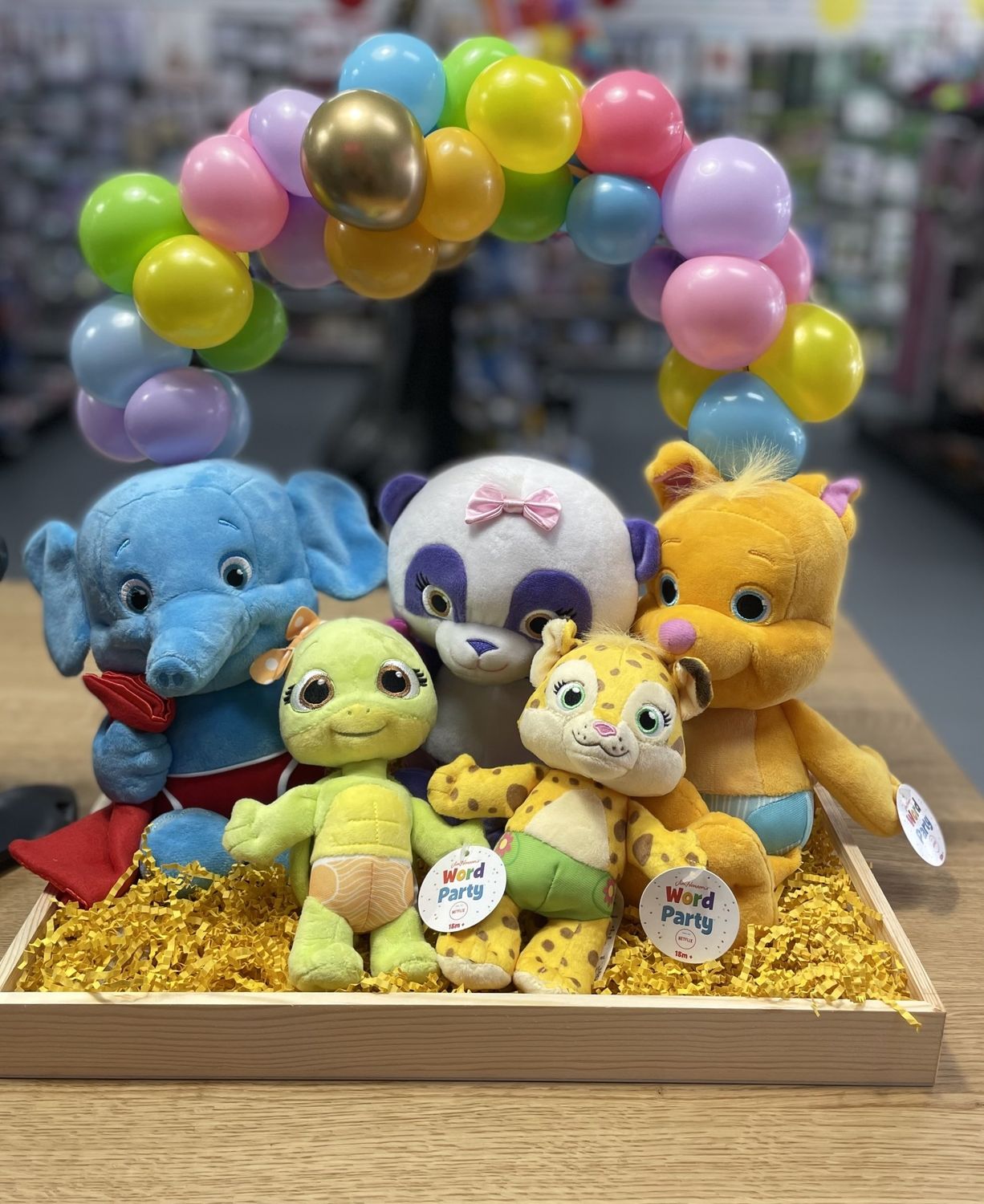 Gift basket with round balloon arch Gift basket with round balloon arch