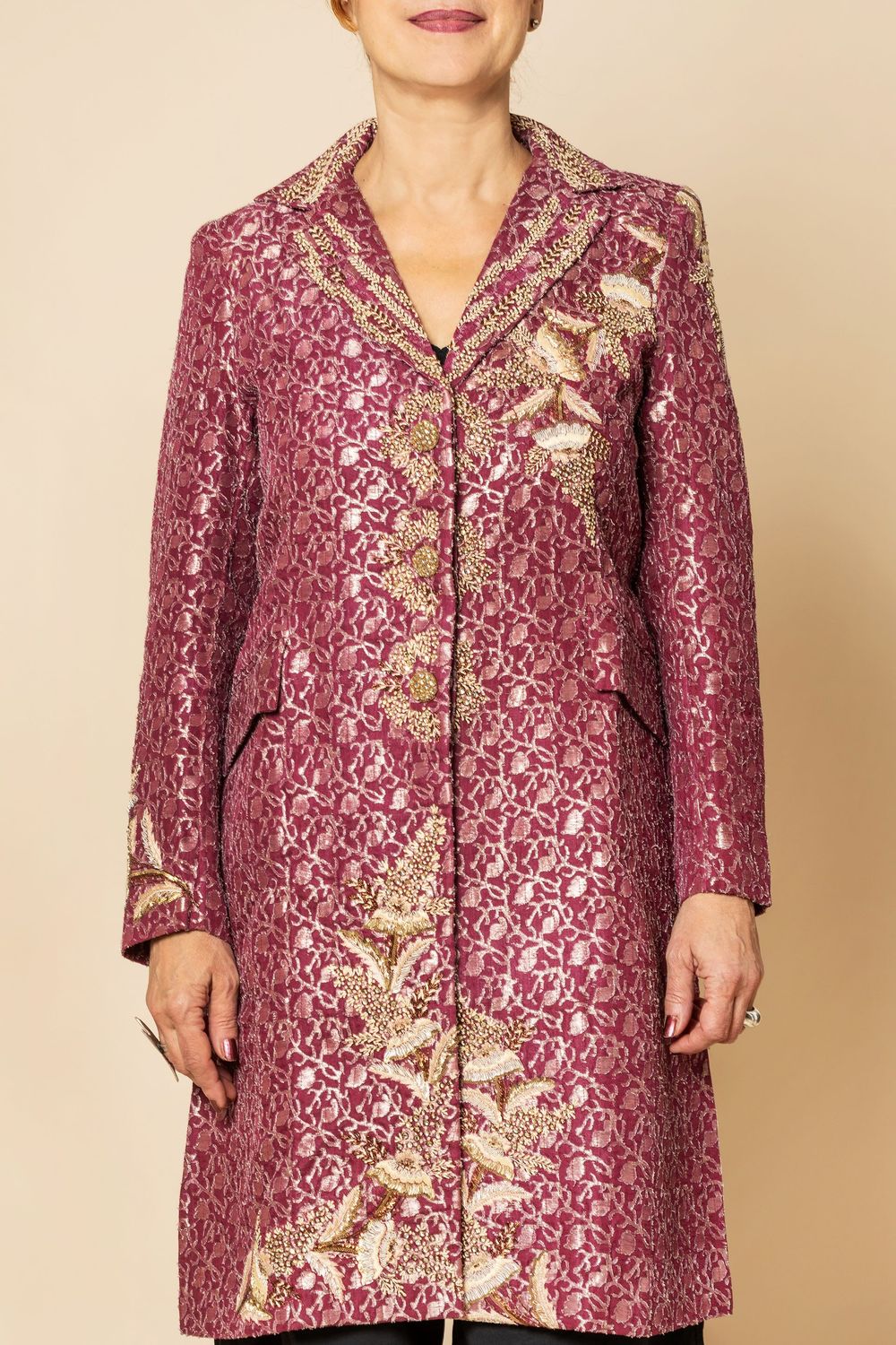 Spolverino serie broccato, con ricami e applicazioni color bordeaux, Taglia: M (spalle 41-lunghezza105)