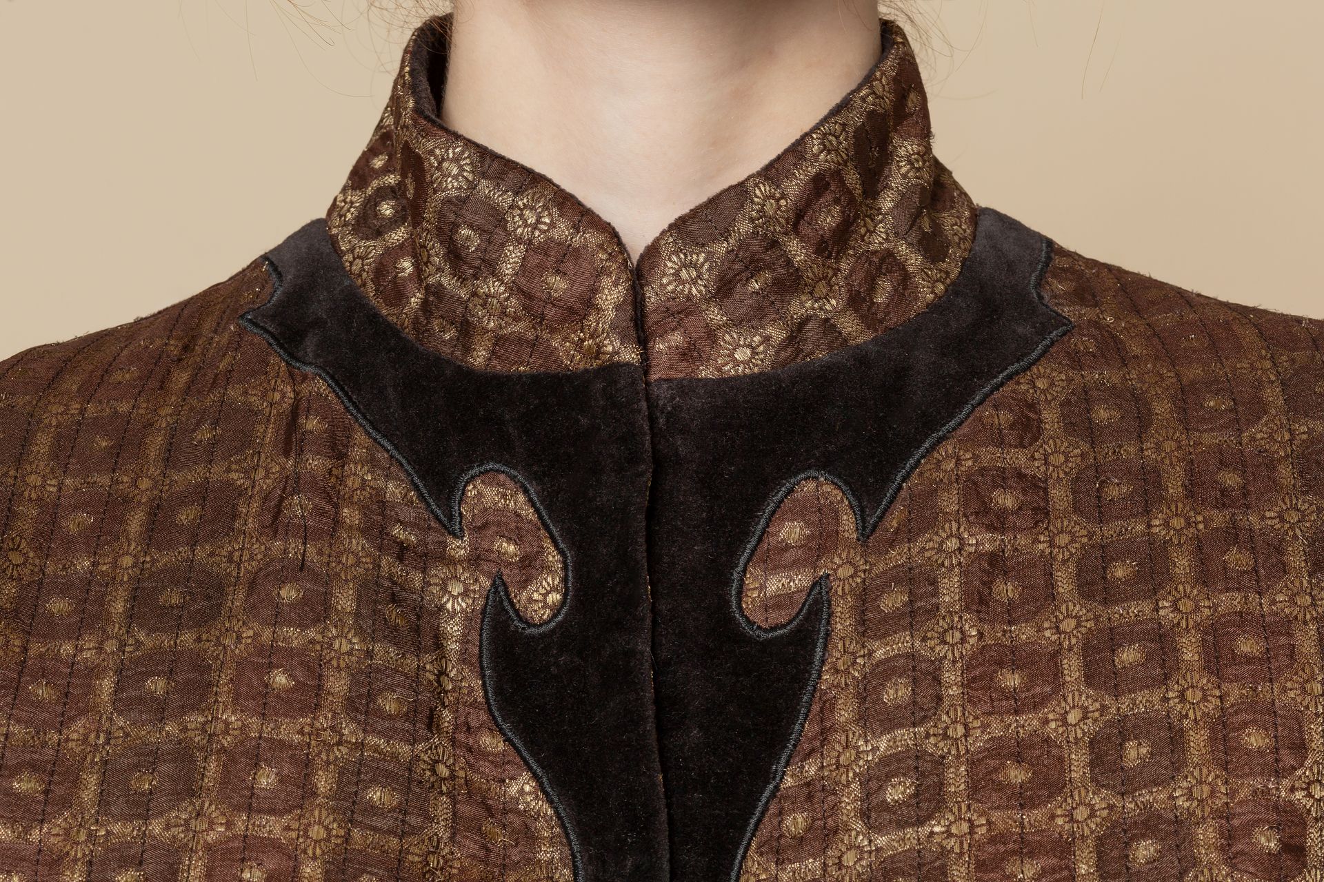 Giacca Guru, serie broccato impunturata colore bronzo e oro