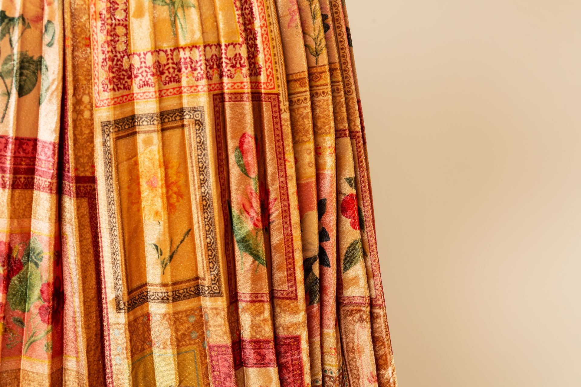 Gonna plissettata, serie velluto colore beige