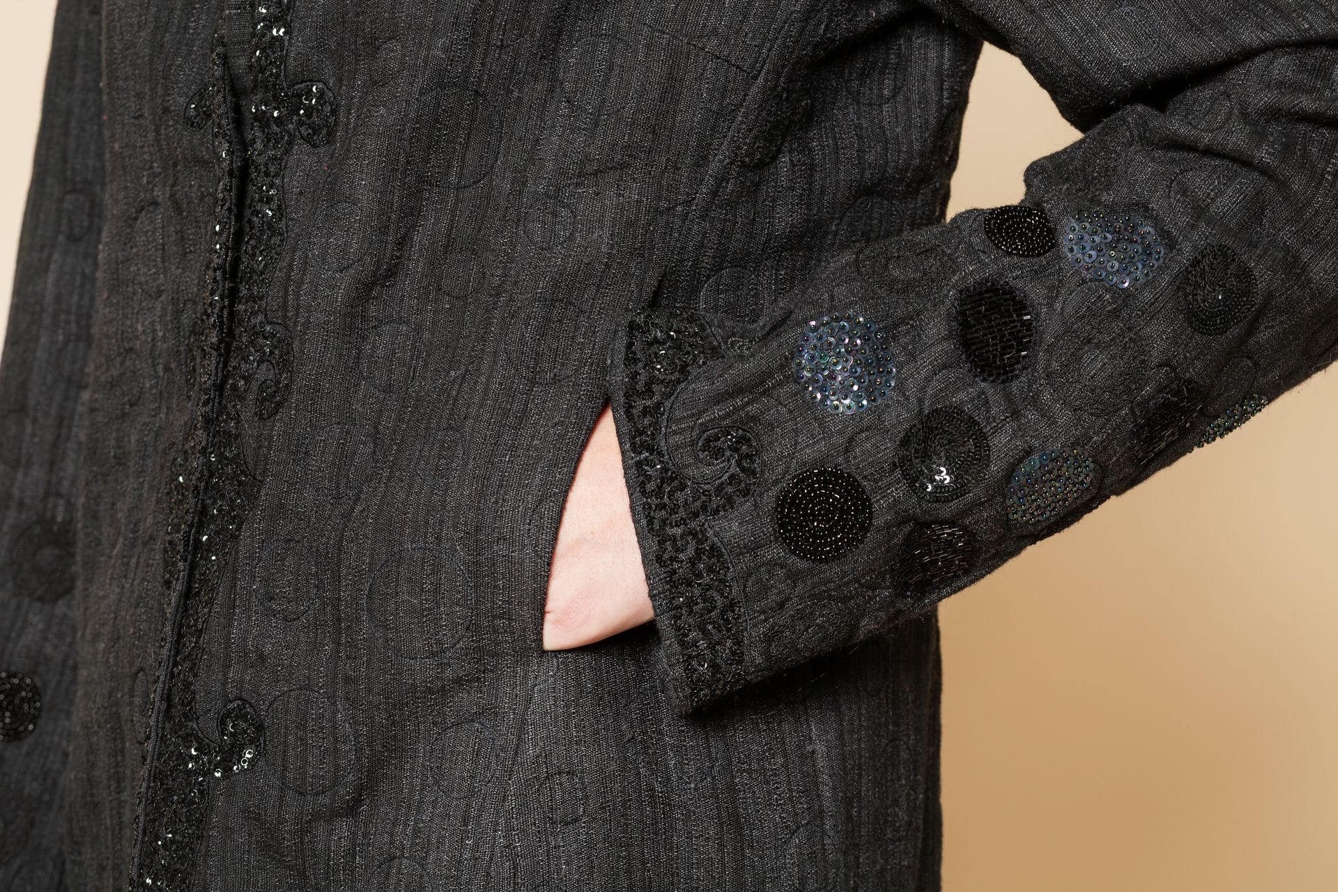 Giacca con paillettes e ricami serie seta colore nero
