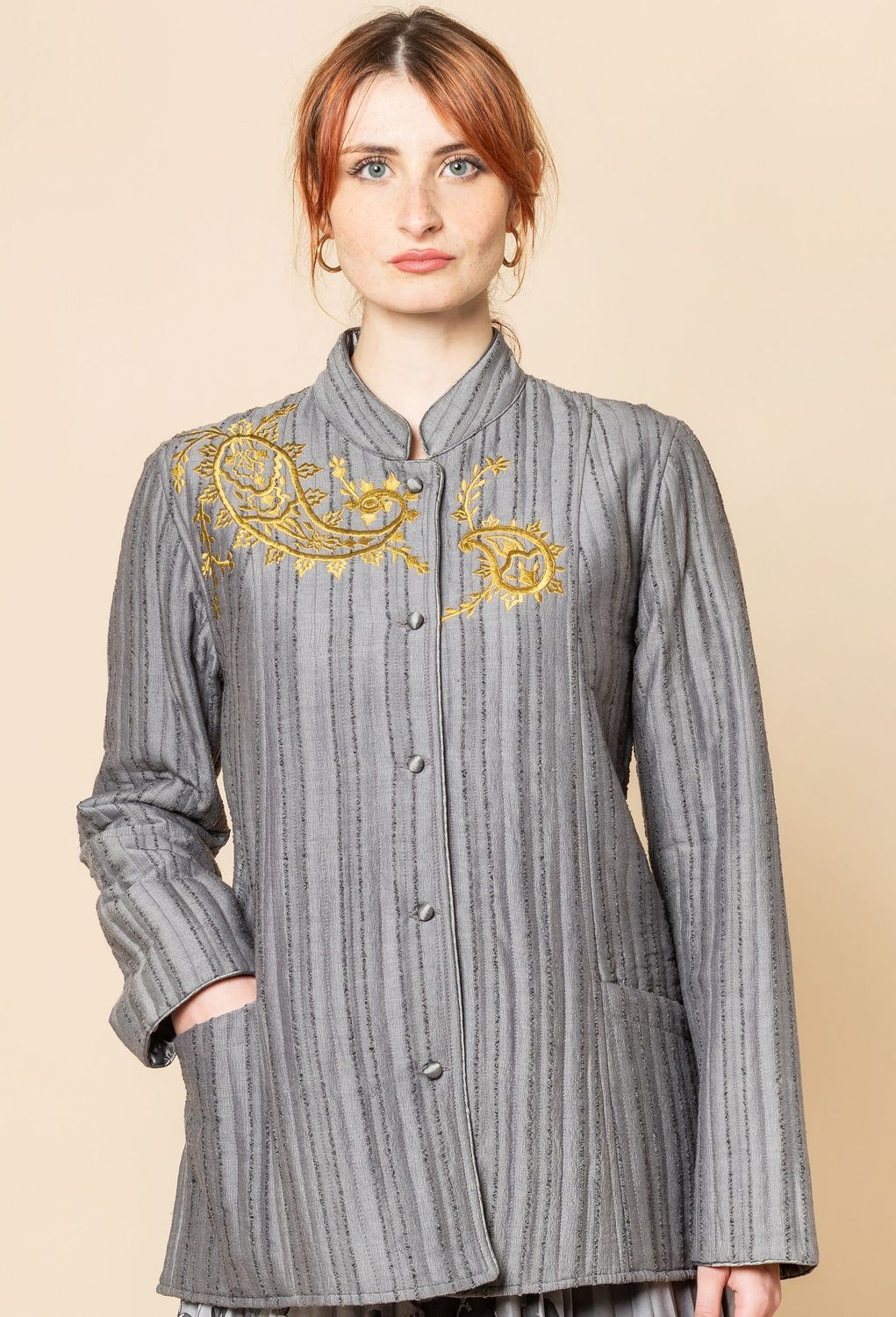 Giacca ricamata, serie seta colore grigio