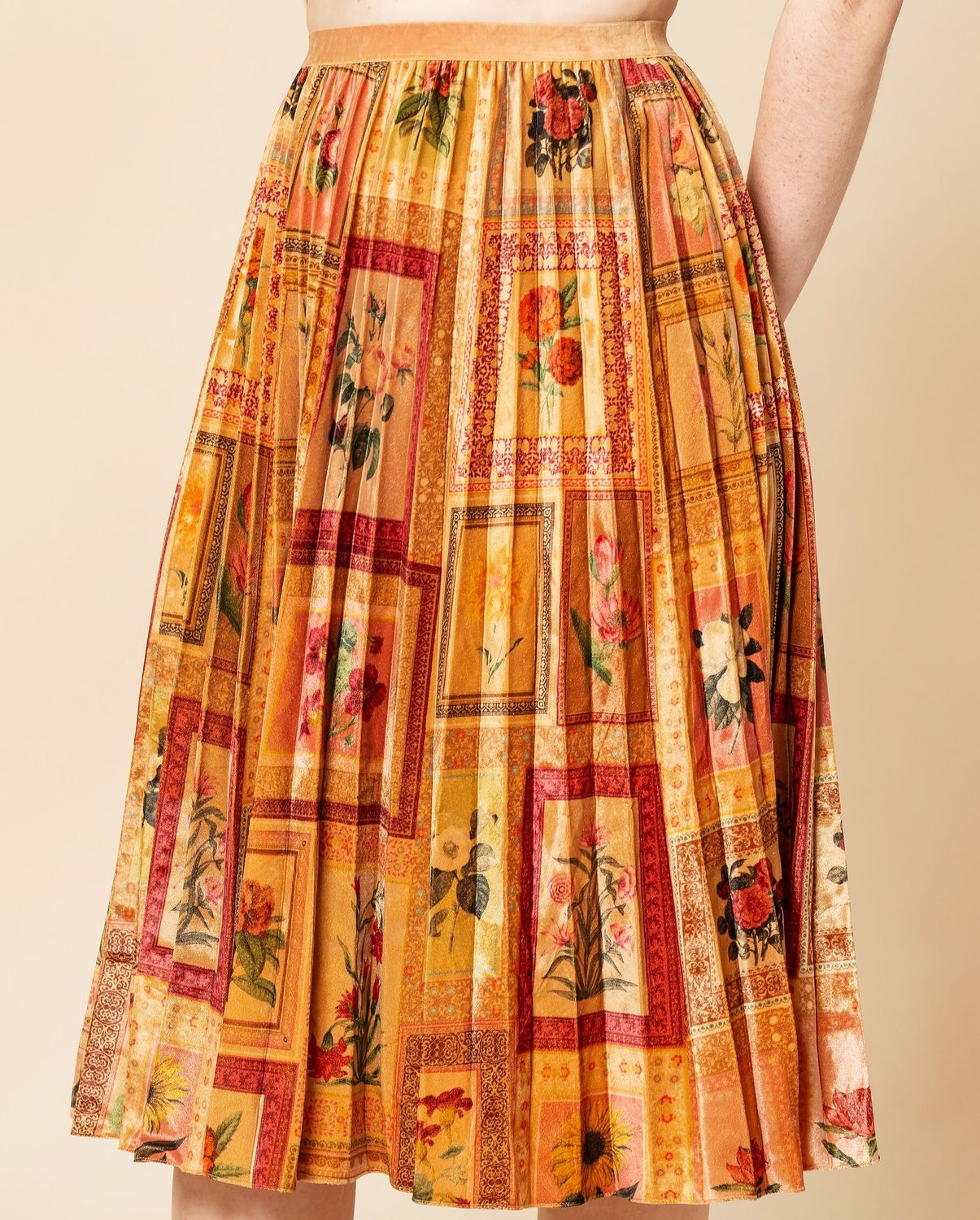 Gonna plissettata, serie velluto colore beige