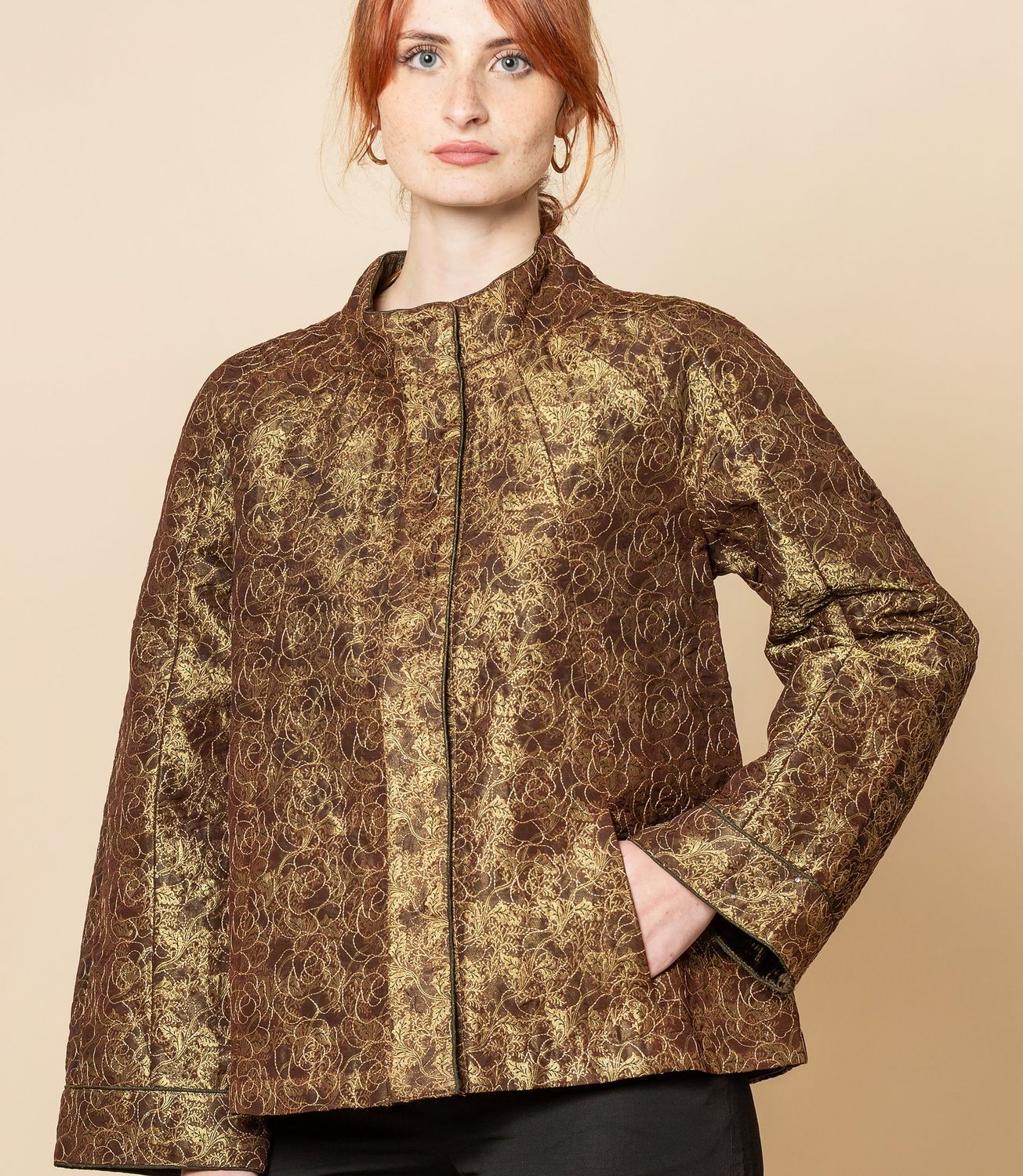 Giacca serie broccato di Benares con manica Raglan