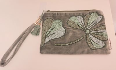 Pochette velluto ricamata con perline Pochette velluto ricamata con perline