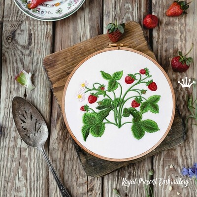 Realistic strawberry bush Machine embroidery design - 4 sizes