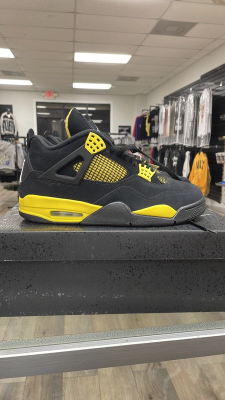 AIR JORDAN 4 retro used size 11.5