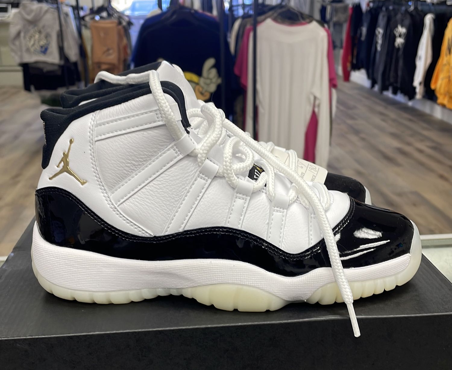 AIR JORDAN 11 RETRO (GS) size 6 y