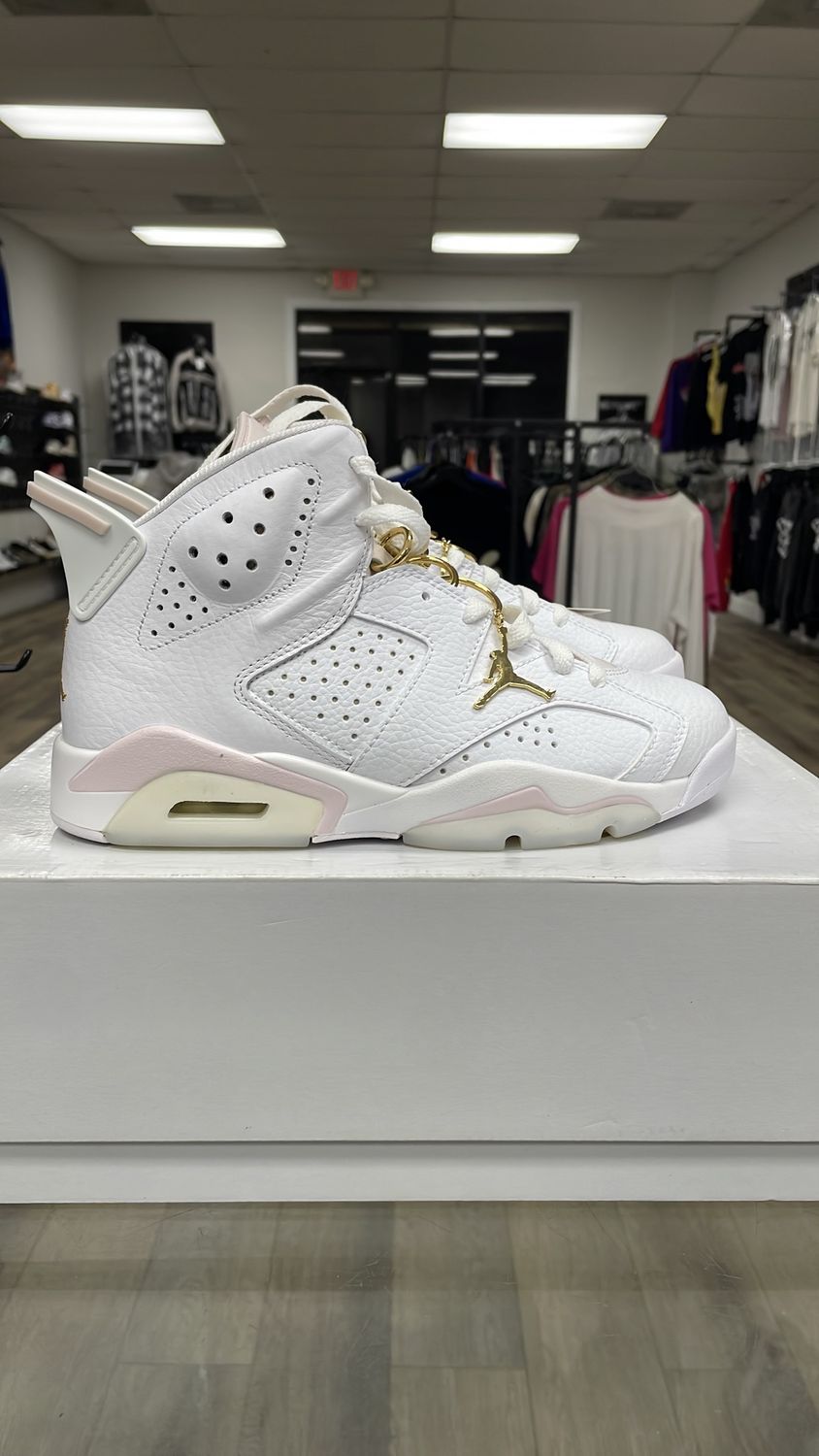 WMNS AIR JORDAN 6 RETRO SIZE 7.5 USED