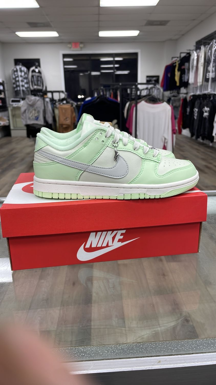 W NIKE DUNK LOW SE SIZE 7 brand new