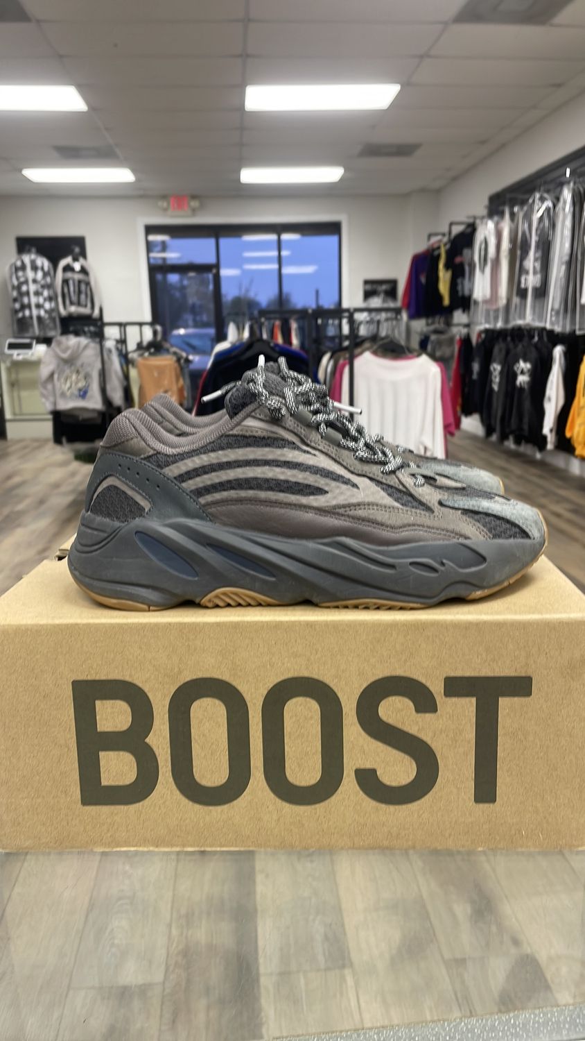 YEEZY BOOST 700 V2 SIZE 9 USED
