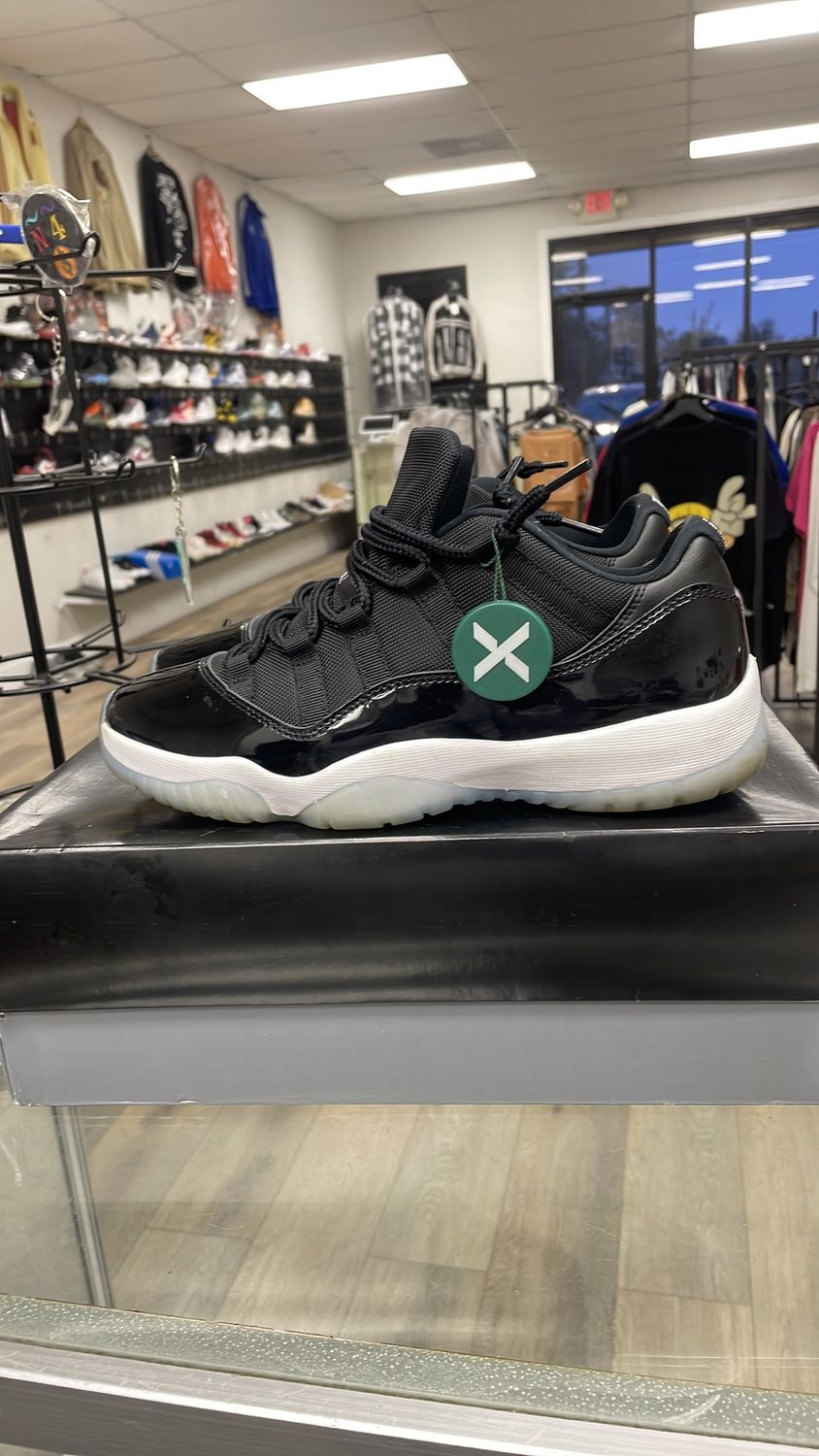 AIR JORDAN 11 RETRO LOW USED SIZE 9.5