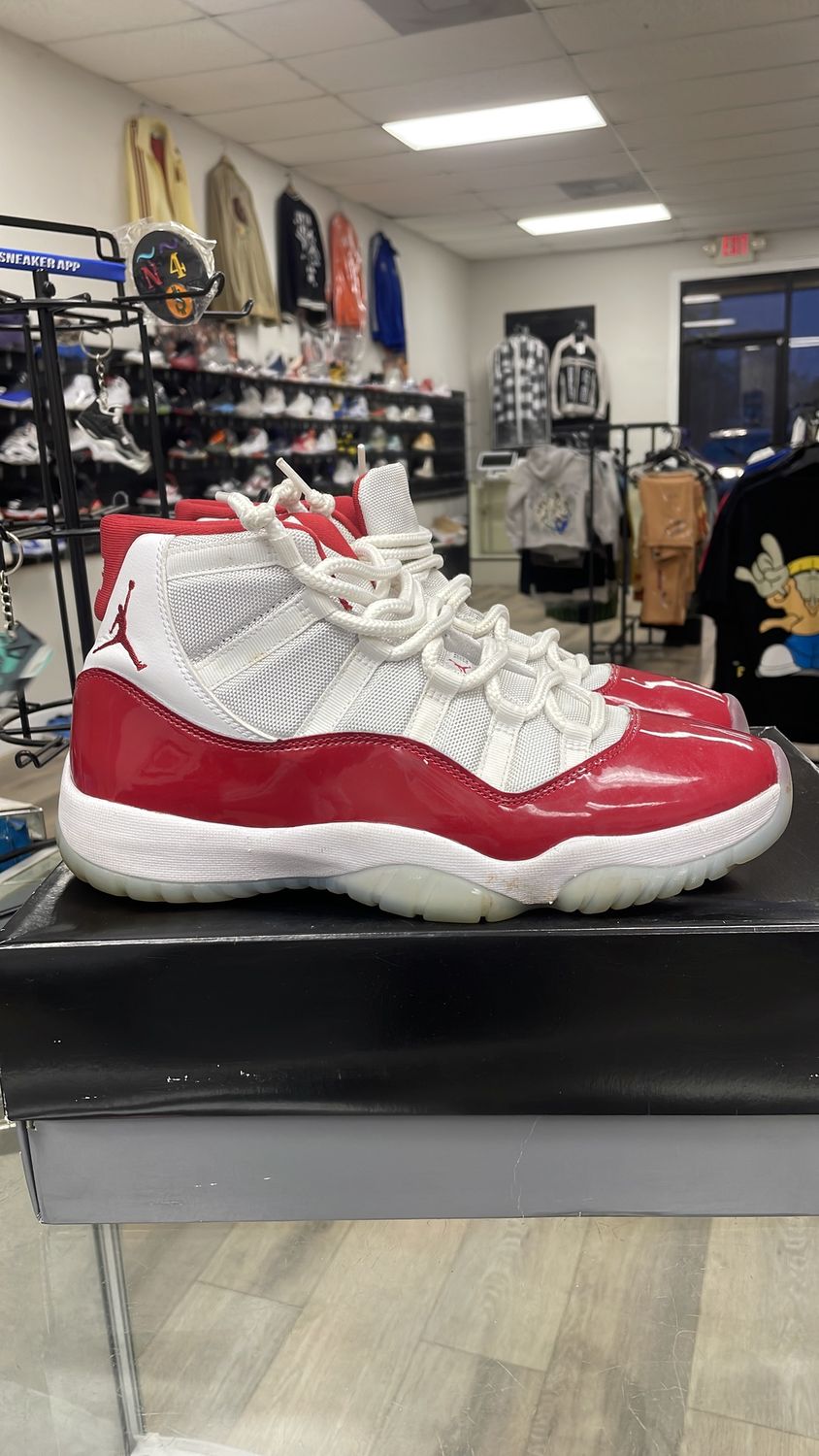 AIR JORDAN 11 RETRO SIZE 10.5 USED