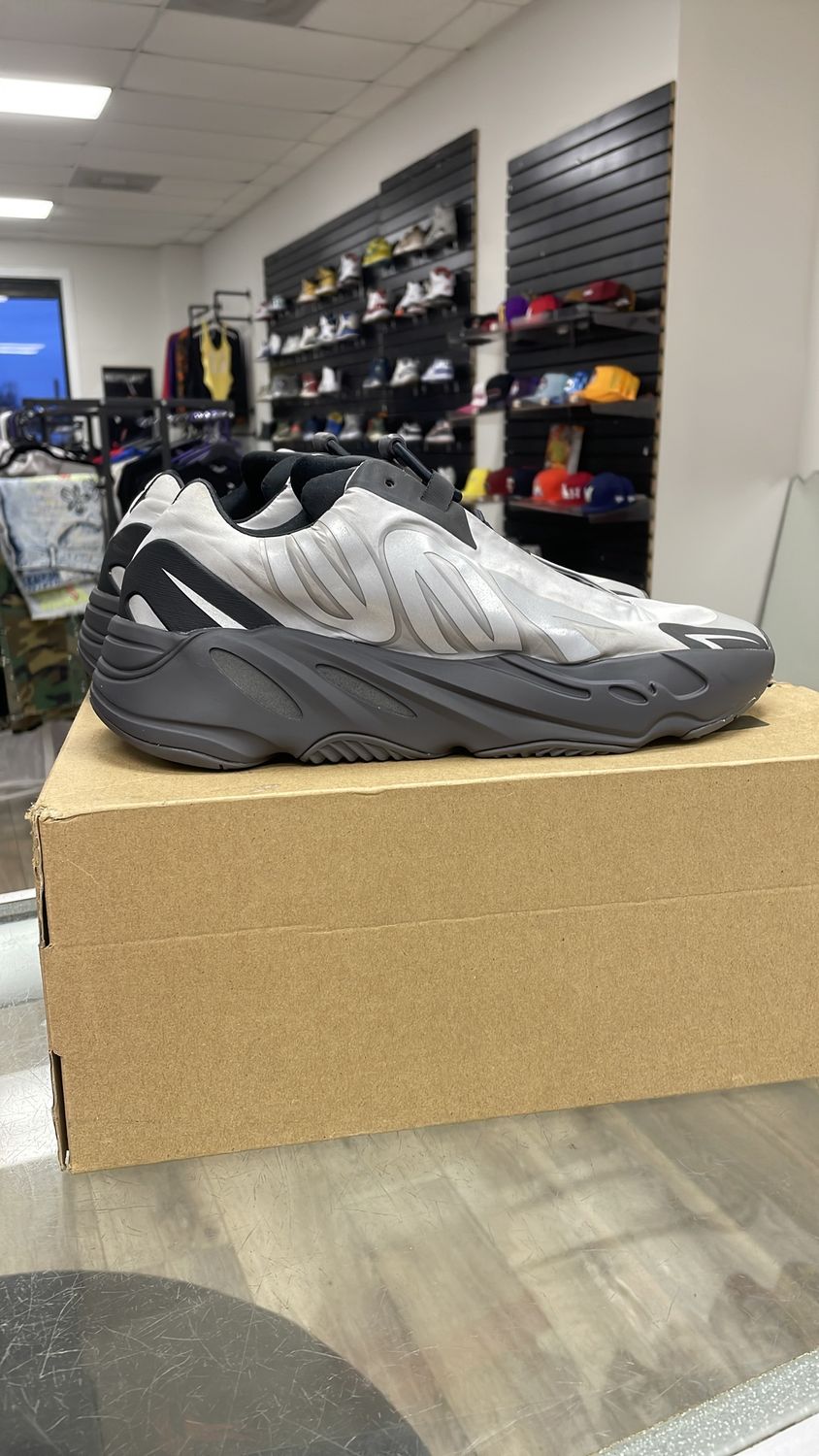 YZY 700 MNVN USED SIZE 12