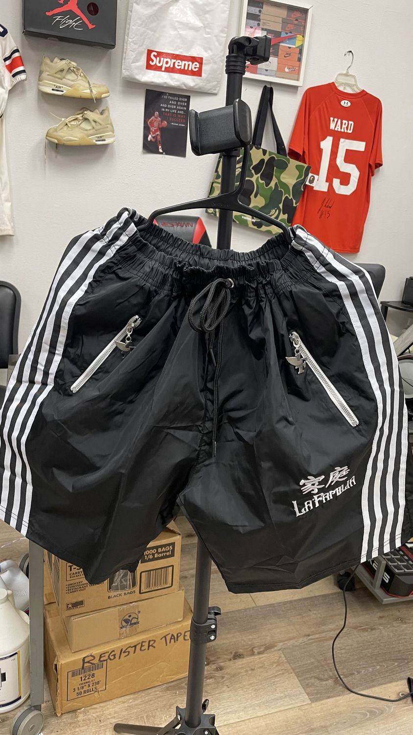 LAFAMILIA- XL SHORTS